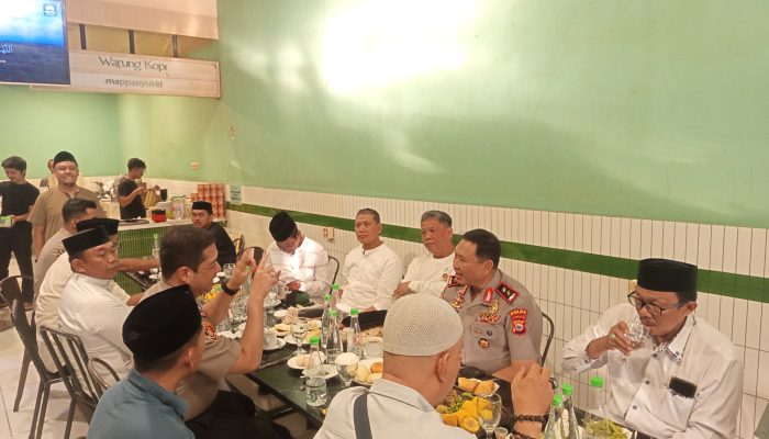 Polisi Bersama Masyarakat, Kapolda Sulsel Ngopi Bareng Warga Usai Shalat Subuh di Warung Kopi Mappanyukki
