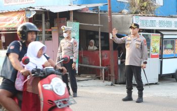 Kapolres Sidrap Turun Langsung Atur Lalu Lintas, Bantu Anak Sekolah Menyeberang Jalan