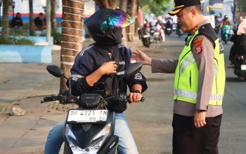 Polisi Bersama Masyarakat, Kapolres Palopo Turun Langsung Atur Lalu Lintas Di Taman I Love Palopo