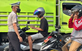 Polisi Bersama Masyarakat, Sat Lantas Polres Polman Bagikan Masker kepada Pengguna Jalan untuk Antisipasi Dampak Kabut Asap