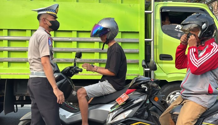 Polisi Bersama Masyarakat, Sat Lantas Polres Polman Bagikan Masker kepada Pengguna Jalan untuk Antisipasi Dampak Kabut Asap