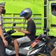 Polisi Bersama Masyarakat, Sat Lantas Polres Polman Bagikan Masker kepada Pengguna Jalan untuk Antisipasi Dampak Kabut Asap