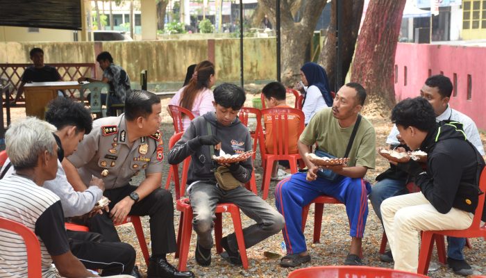 Kapolres Bulukumba Sambangi Aksi Jumat Berkah, Pastikan Makan Gratis Terus Berlanjut.