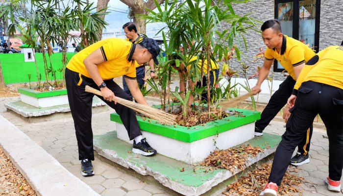 Kapolres Tana Toraja Pimpin Jumat Bersih di Pasar Seni Makale, Tunjukkan Kepedulian terhadap Lingkungan