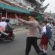 ‎Pastikan Kelancaran Arus Lalu Lintas Pagi Hari, Kapolres Toraja Utara Turun Langsung Lakukan Pengaturan‎