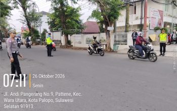 Kapolres Palopo Turun Langsung Atur Lalu Lintas, Bantu Pelajar Menyeberang Jalan