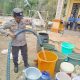 Bhabinkamtibmas Polsek Sopai Turun Tangan Bantu Distribusikan Air Bersih untuk Warga Lembang Langda
