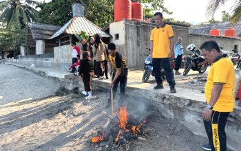 Gotong Royong Bersihkan Pantai Lalampanua Bertajuk Green Policing, Polsek Pamboang Ajak Warga Peduli Lingkungan