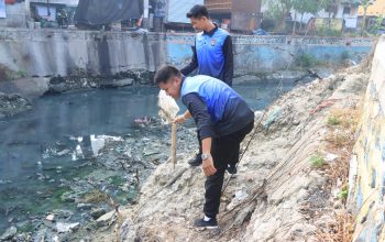 Polres Majene Ajak Warga Pakkola Jaga Kebersihan Bantaran Sungai Saleppa Lewat Green Policing
